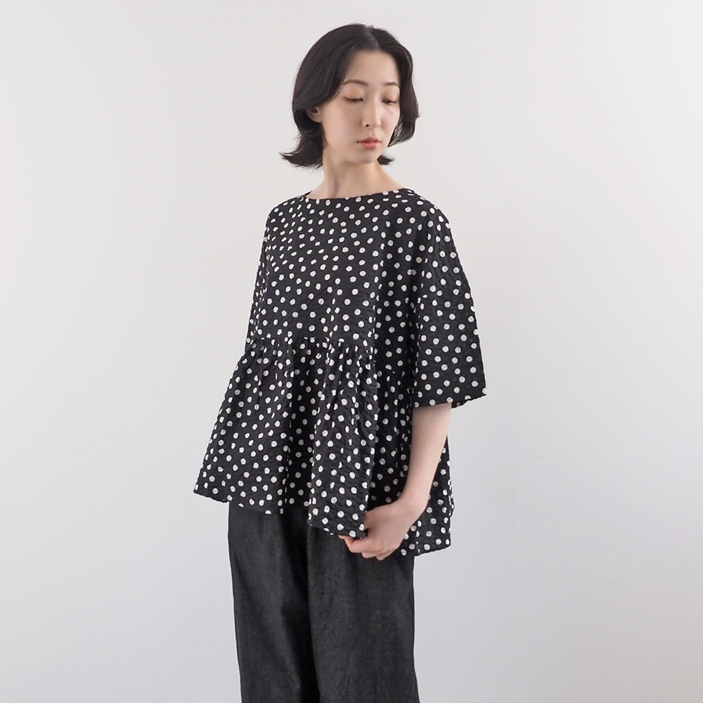 60ローンリップルドット ギャザーチュニック チュニックを着た女性の全身