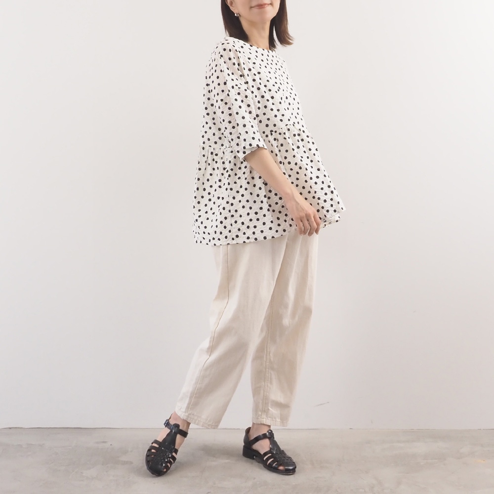 60ローンリップルドット ギャザーチュニック チュニックを着た女性の全身