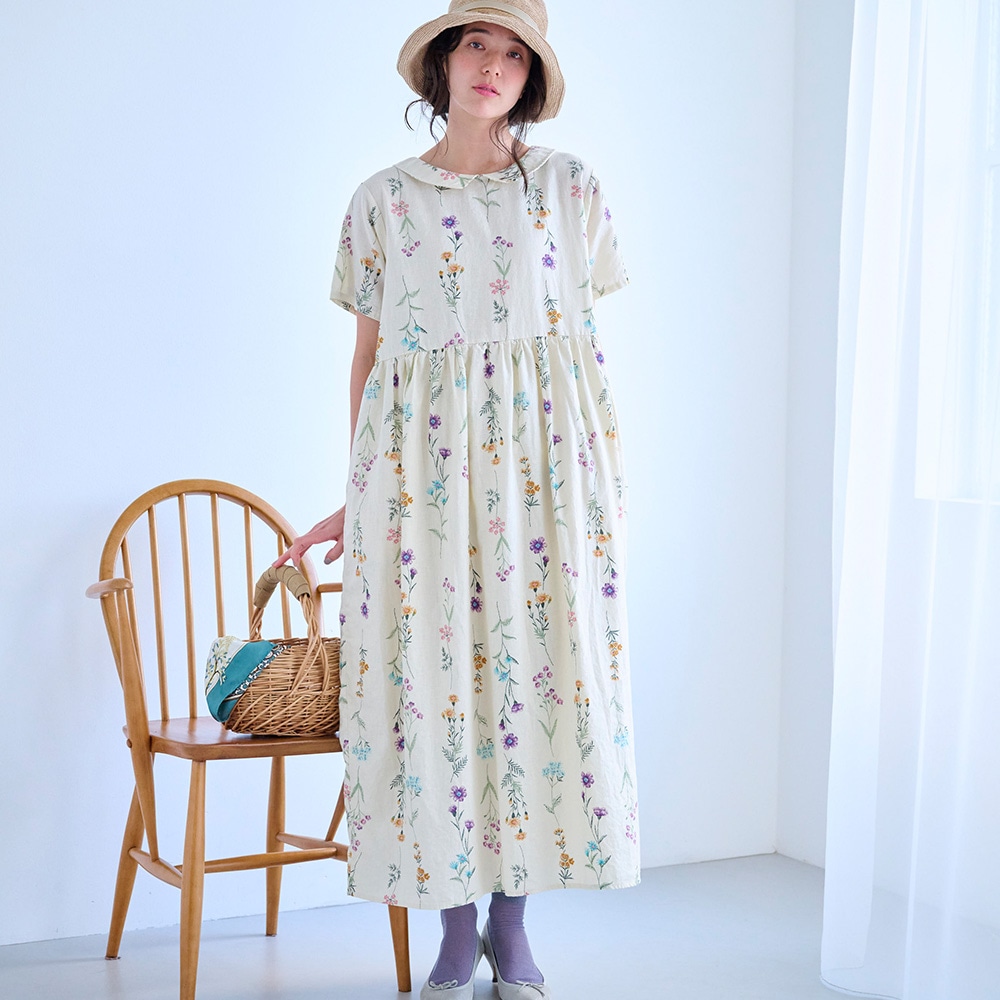 リネンコットン彩りワンピース　ワンピースを着た女性の全身