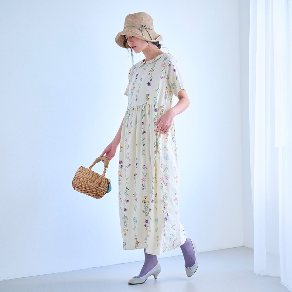 リネンコットン彩りワンピース　ワンピースを着た女性の全身