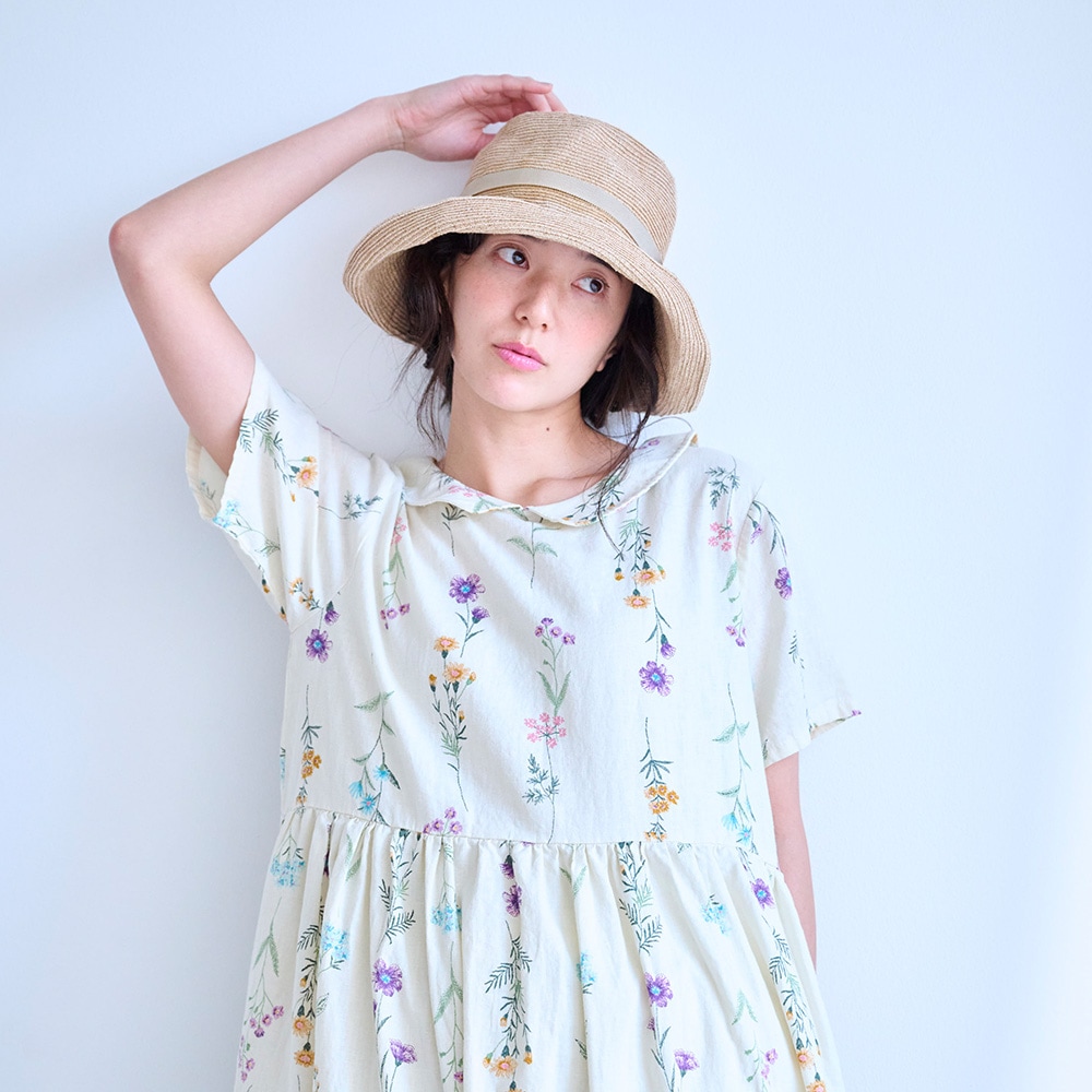 リネンコットン彩りワンピース　ワンピースを着た女性の正面