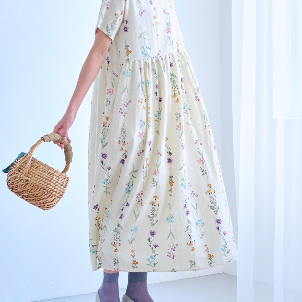 リネンコットン彩りワンピース　ワンピースを着た女性の正面