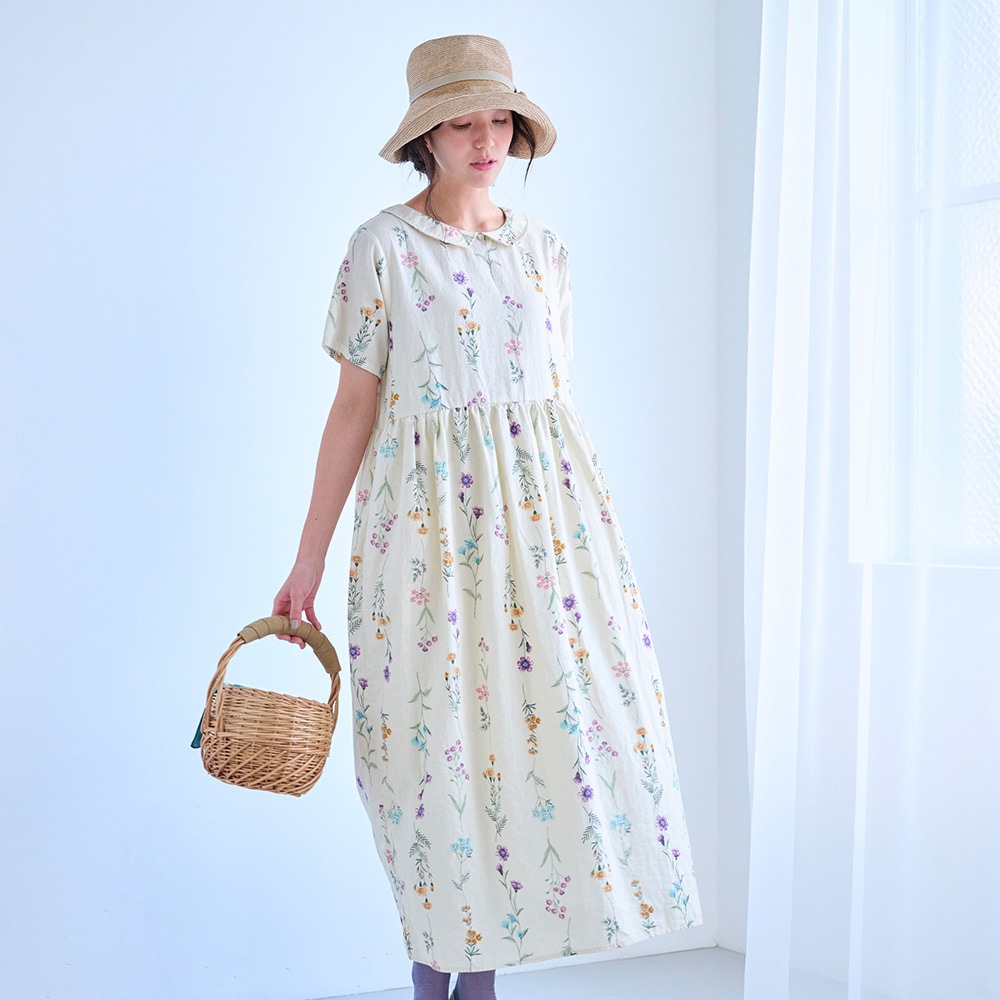 リネンコットン彩りワンピース　ワンピースを着た女性の正面"