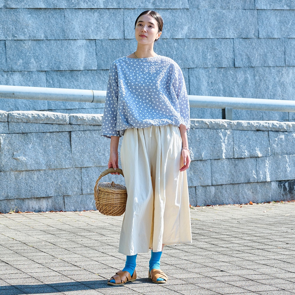 シーチングハンドワッシャー A型ペンギンパンツ　パンツを着た女性の全身