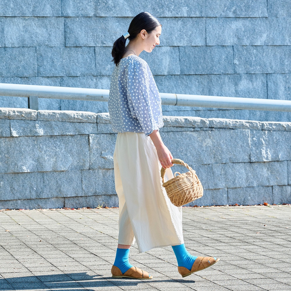 シーチングハンドワッシャー A型ペンギンパンツ　パンツを着た女性の全身