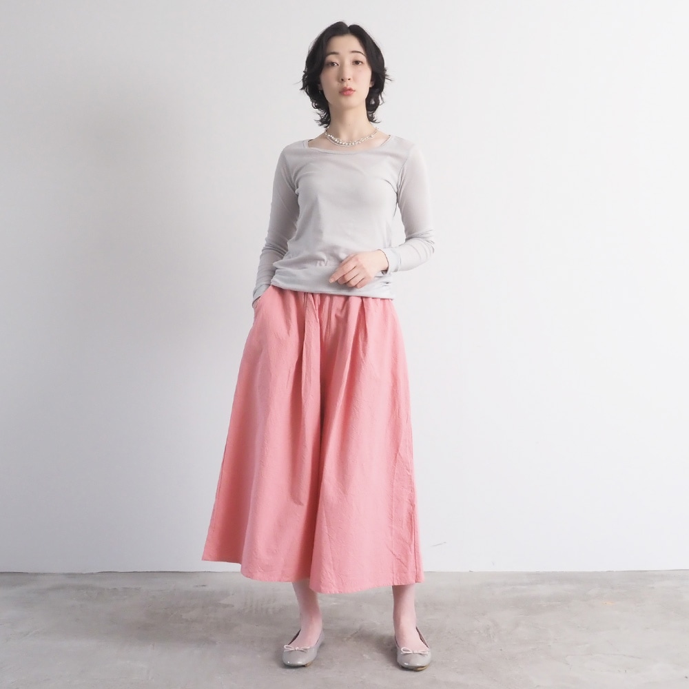 シーチングハンドワッシャー A型ペンギンパンツ　パンツを着た女性の全身