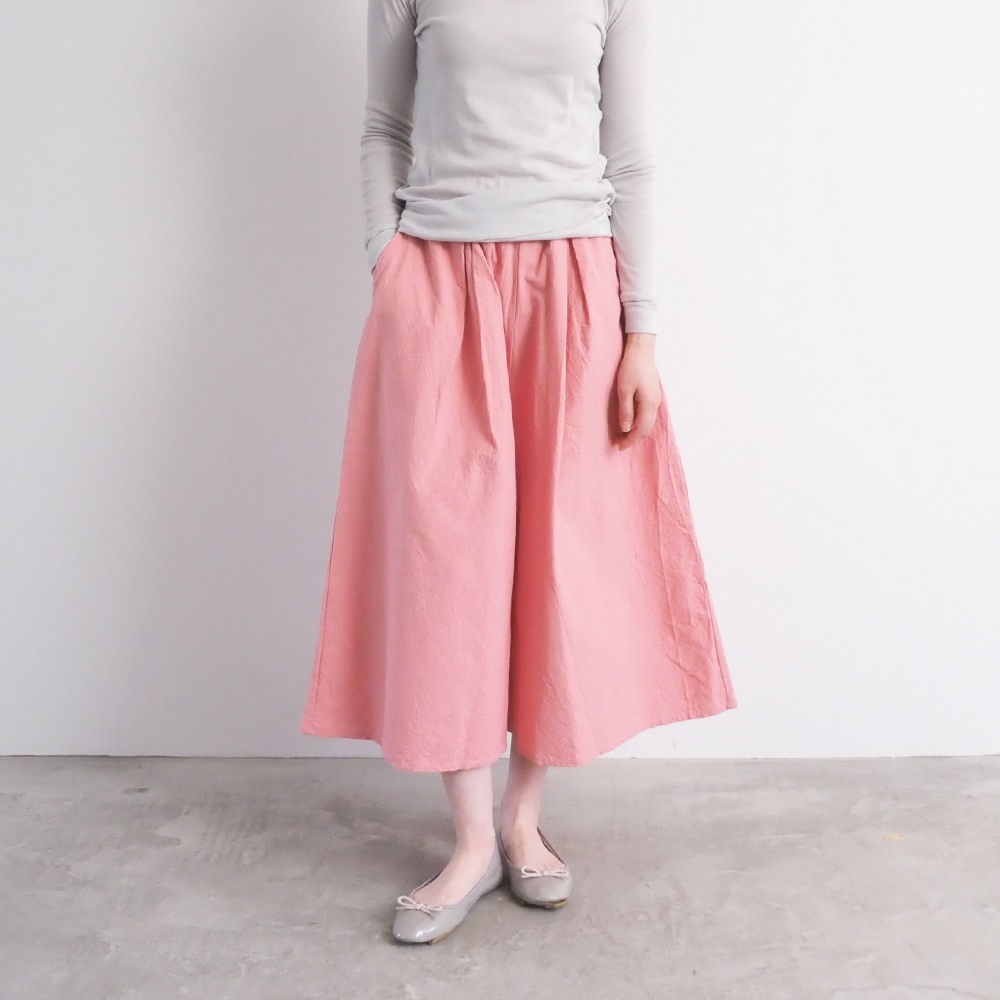 シーチングハンドワッシャー A型ペンギンパンツ　パンツを着た女性の全身