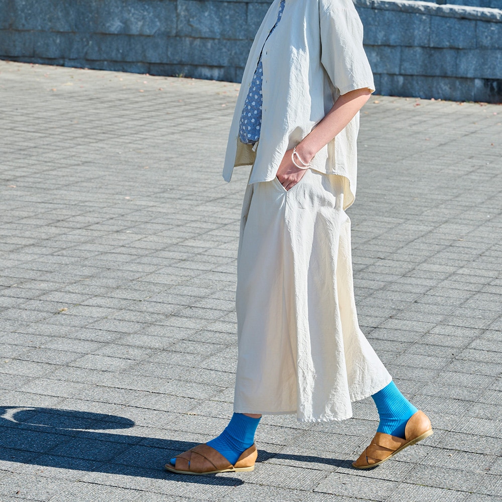 シーチングハンドワッシャー A型ペンギンパンツ　パンツを着た女性の正面