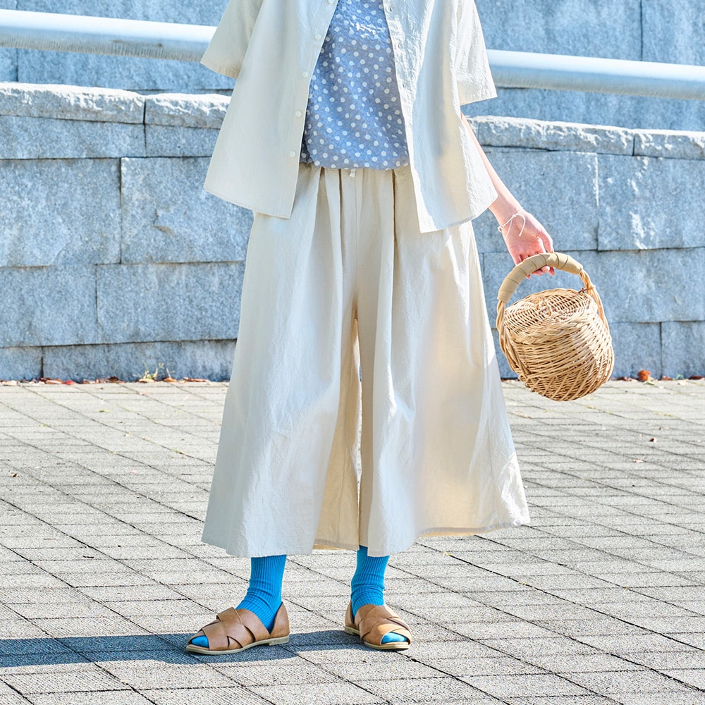 シーチングハンドワッシャー A型ペンギンパンツ　パンツを着た女性の正面