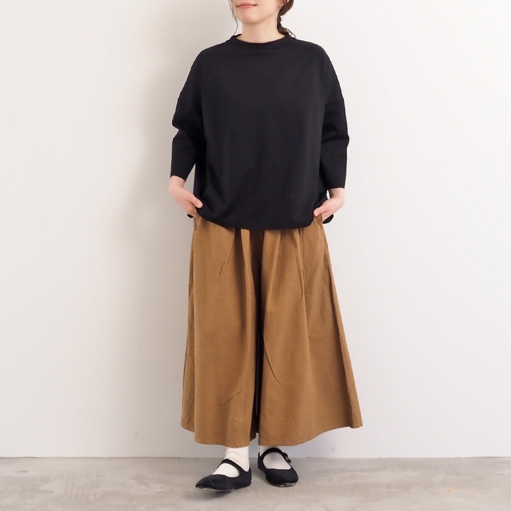 シーチングハンドワッシャー A型ペンギンパンツ　パンツを着た女性の全身