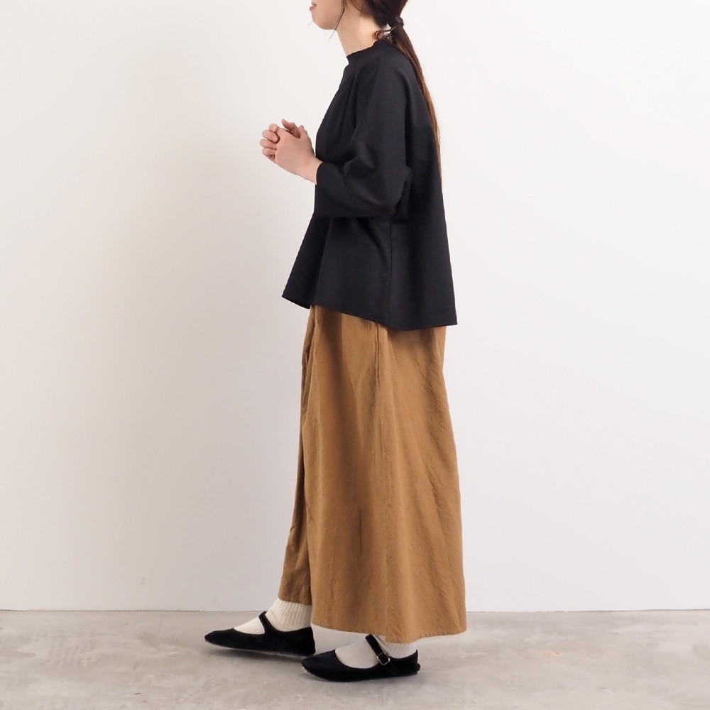 シーチングハンドワッシャー A型ペンギンパンツ　パンツを着た女性の全身