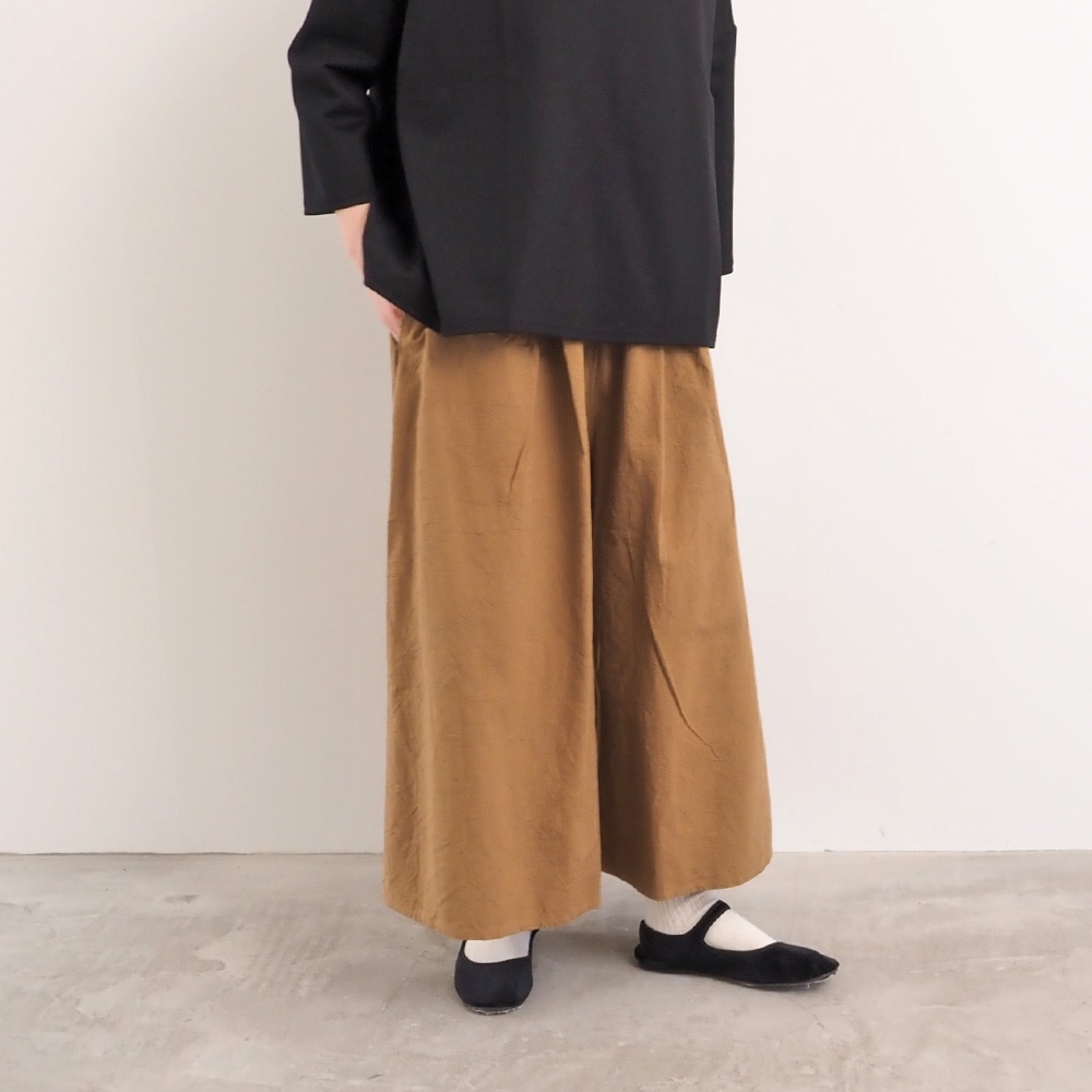 シーチングハンドワッシャー A型ペンギンパンツ　パンツを着た女性の全身