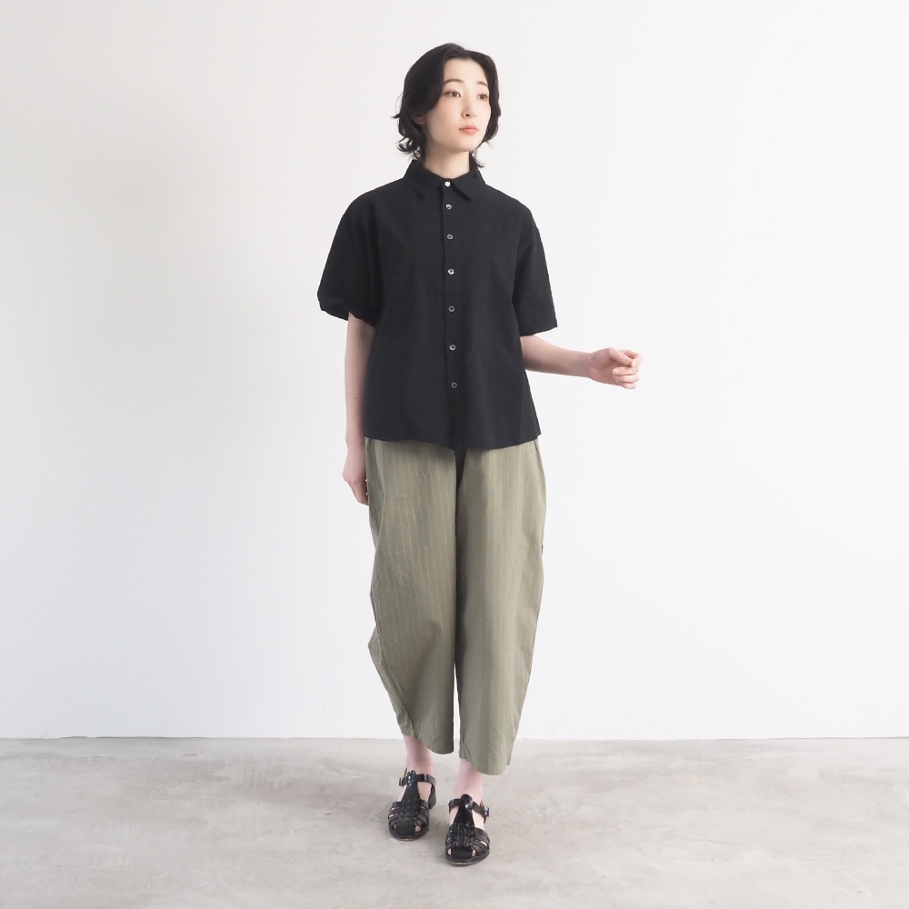 シーチングハンドワッシャー フレアシャツ　シャツを着た女性の全身