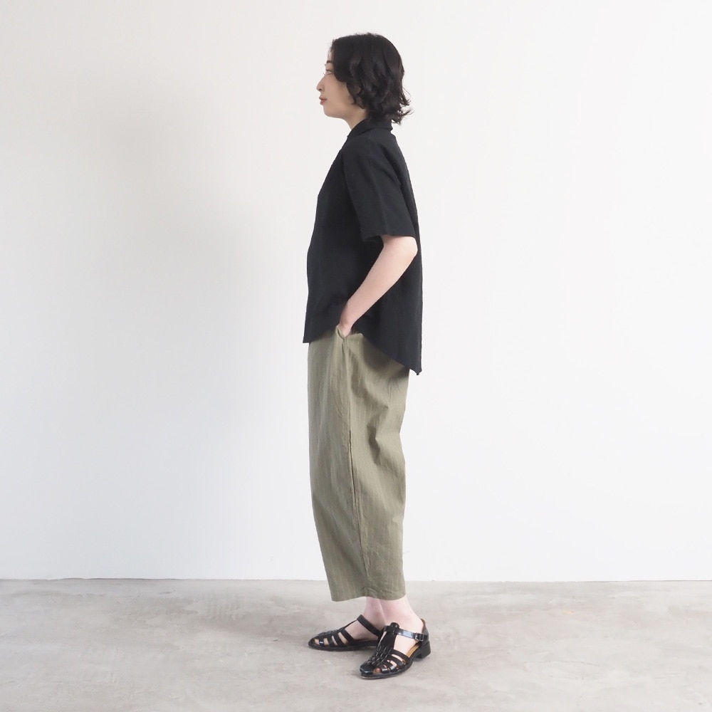 シーチングハンドワッシャー フレアシャツ　シャツを着た女性の全身