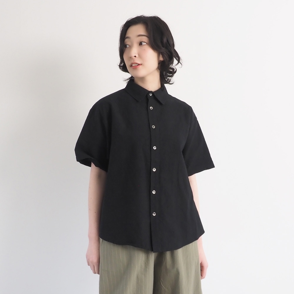 シーチングハンドワッシャー フレアシャツ　シャツを着た女性の全身