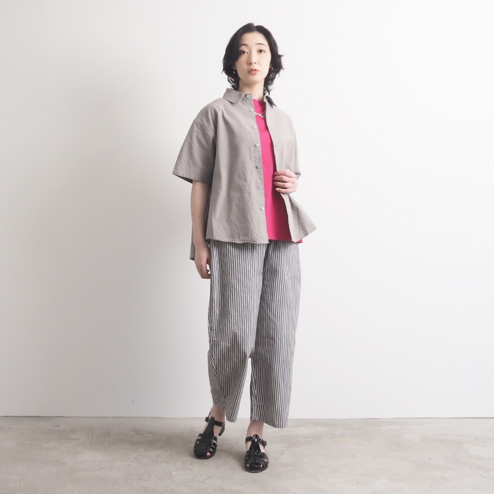 シーチングハンドワッシャー フレアシャツ　シャツを着た女性の全身