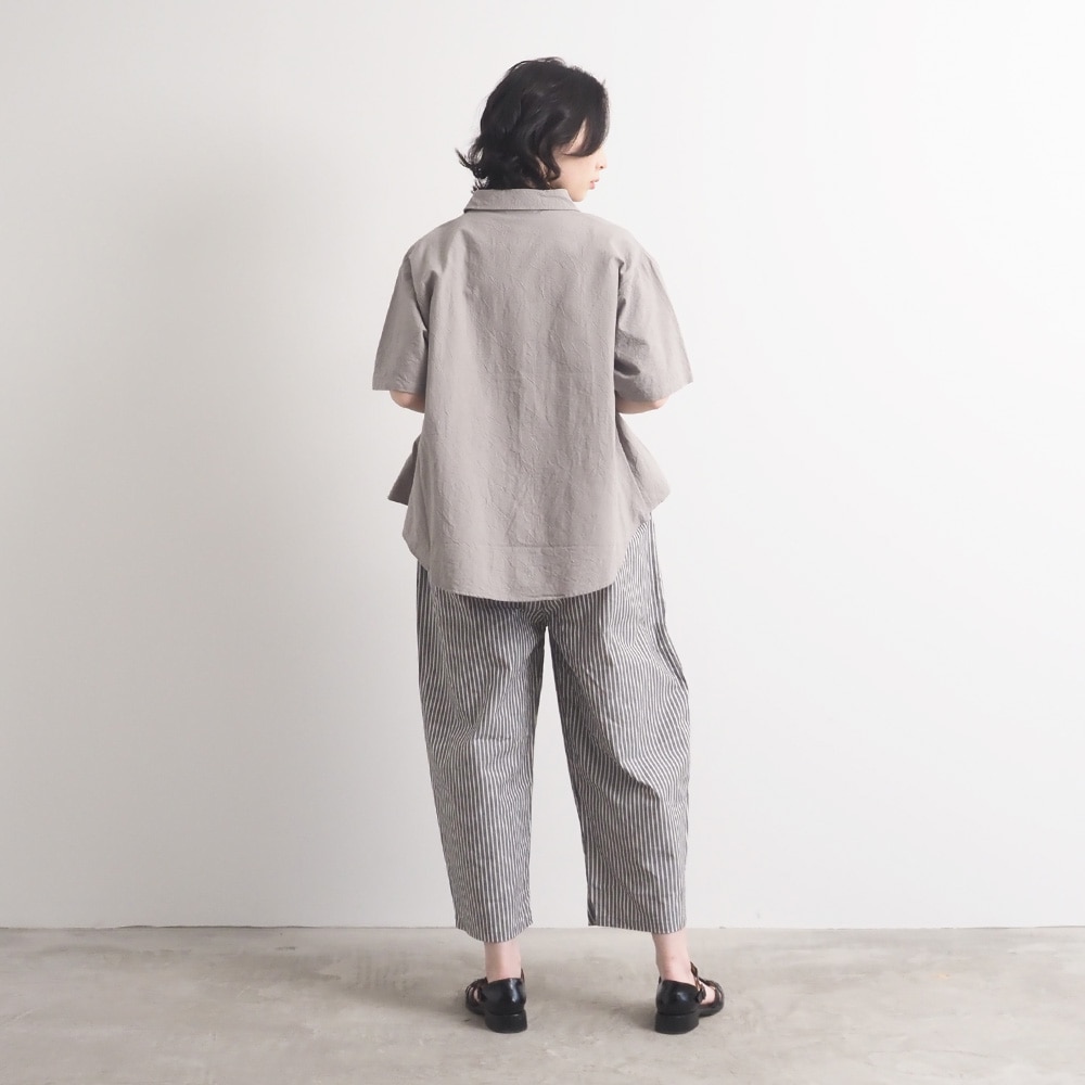 シーチングハンドワッシャー フレアシャツ　シャツを着た女性の全身