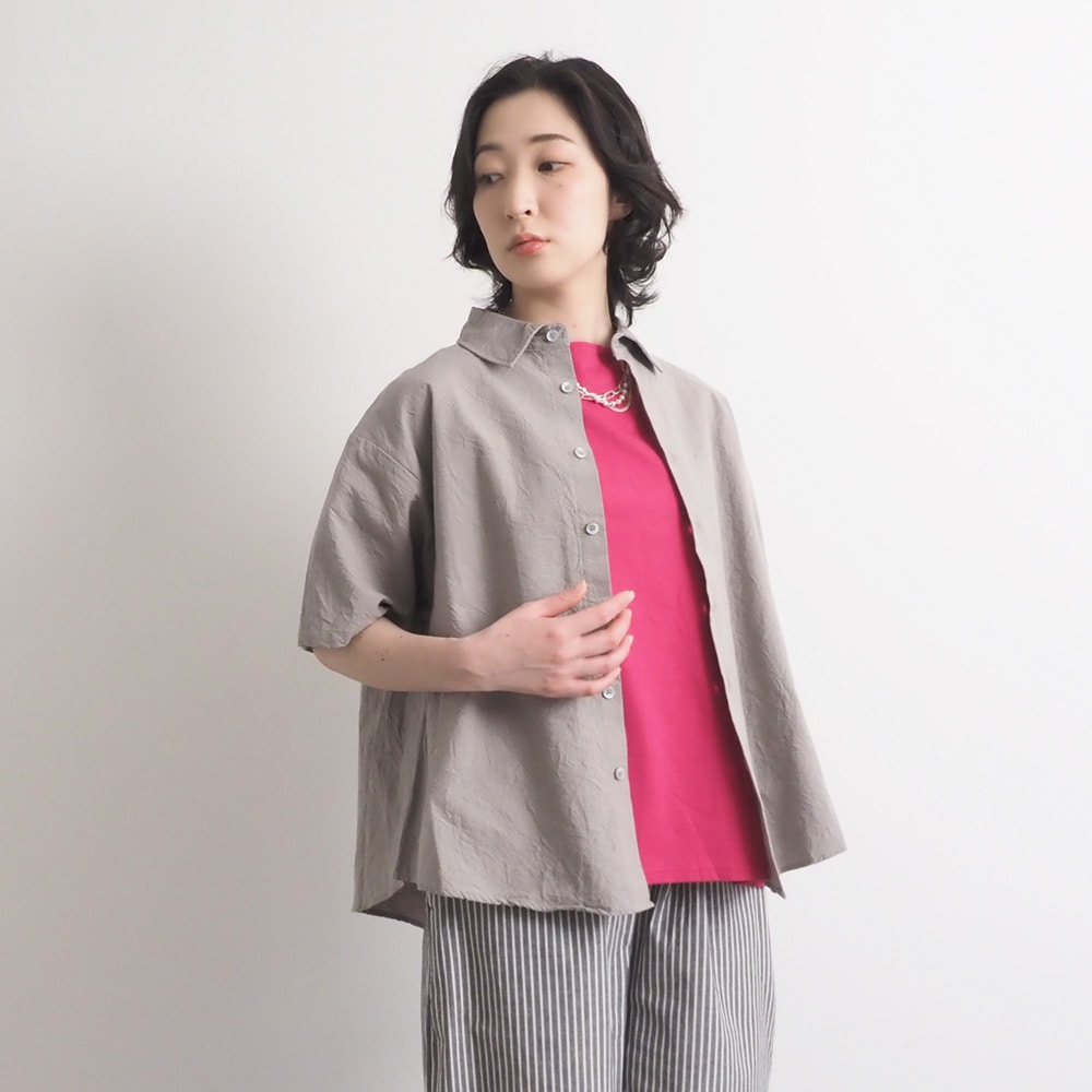 シーチングハンドワッシャー フレアシャツ　シャツを着た女性の全身