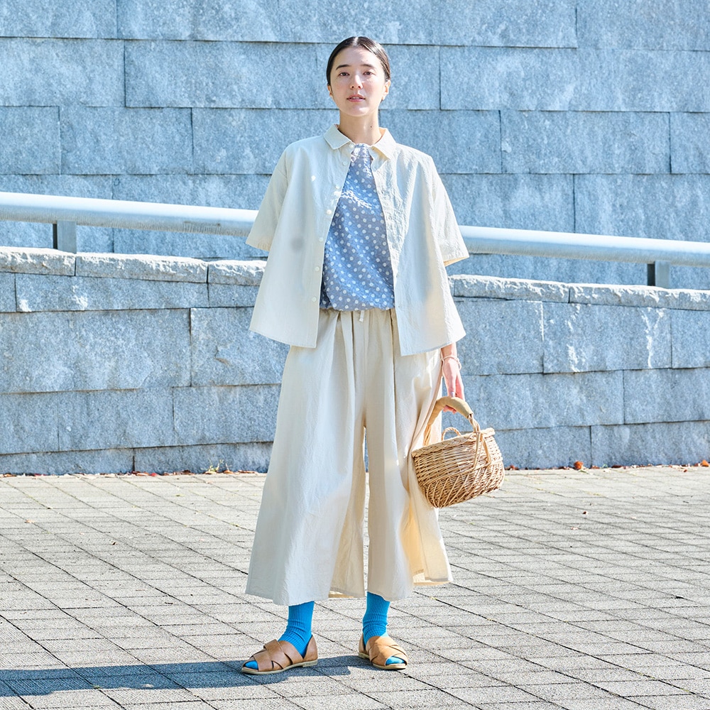 シーチングハンドワッシャー フレアシャツ　シャツを着た女性の全身