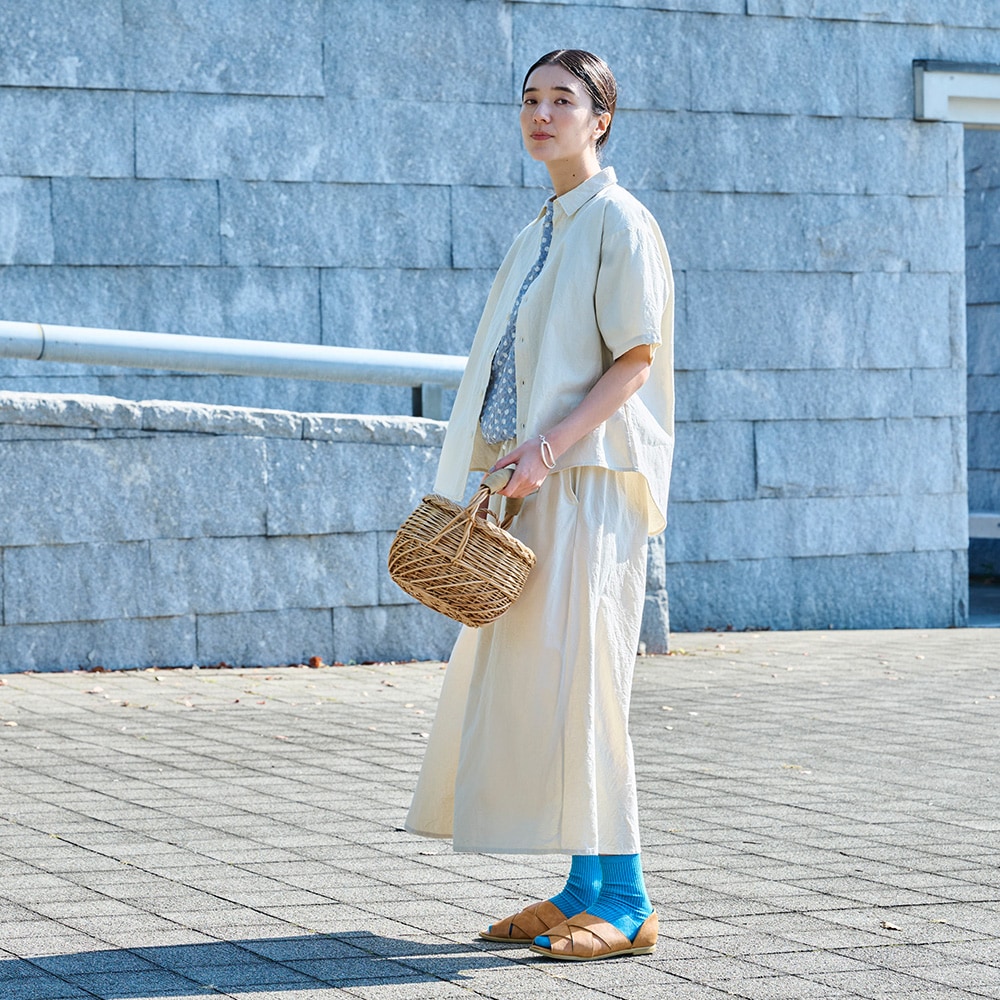 シーチングハンドワッシャー フレアシャツ　シャツを着た女性の全身