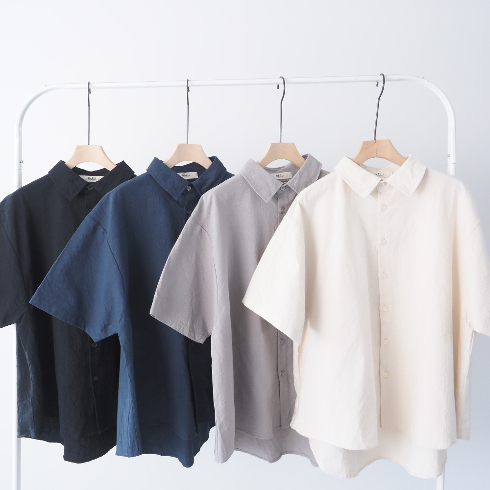 シーチングハンドワッシャー フレアシャツ　シャツを着た女性の正面