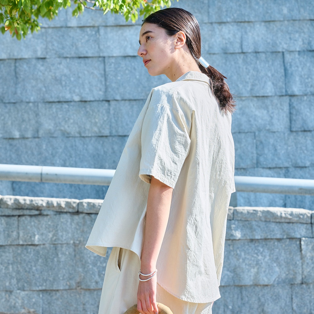 シーチングハンドワッシャー フレアシャツ　シャツを着た女性の正面