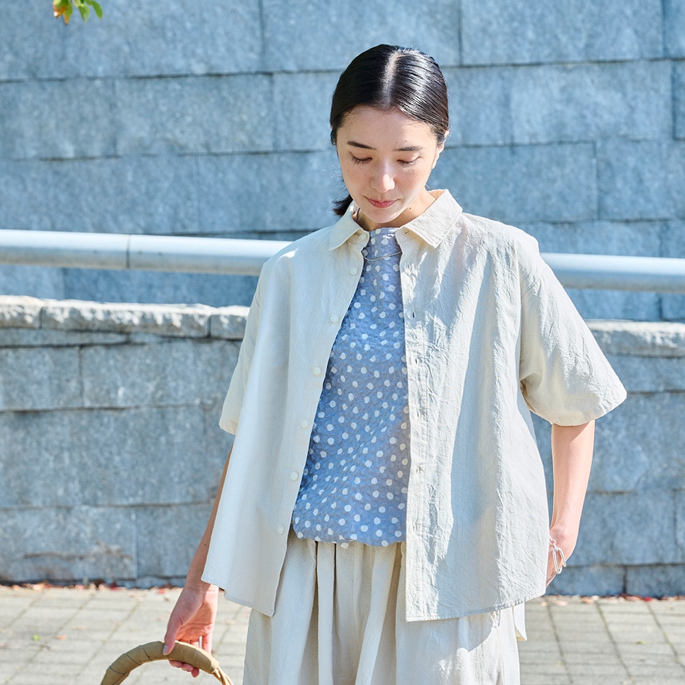 シーチングハンドワッシャー フレアシャツ　シャツを着た女性の正面