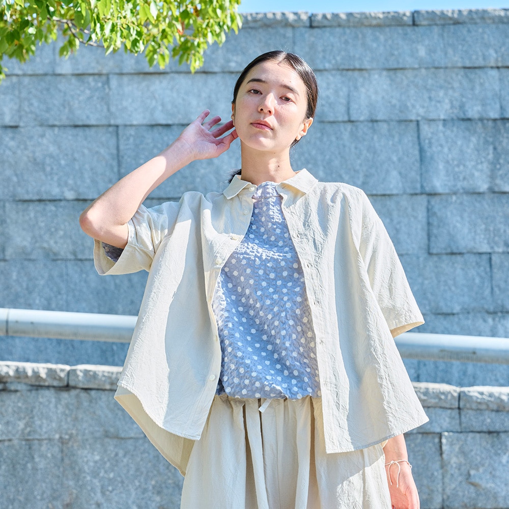 シーチングハンドワッシャー フレアシャツ　シャツを着た女性の正面