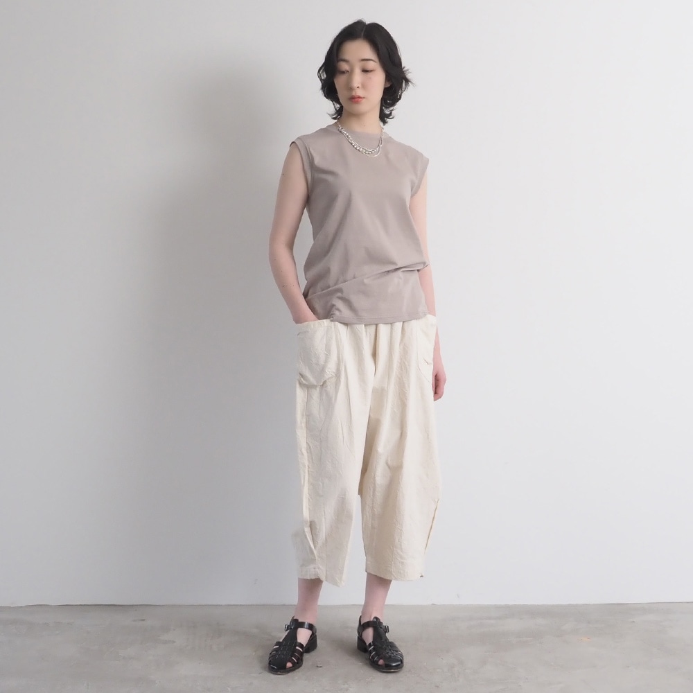 シーチングハンドワッシャー O型ペンギンパンツを着た女性の全身