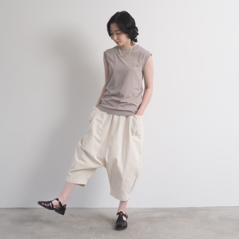 シーチングハンドワッシャー O型ペンギンパンツを着た女性の全身