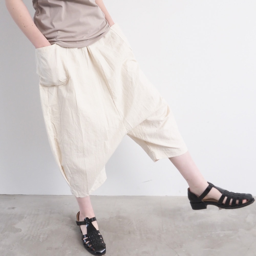 シーチングハンドワッシャー O型ペンギンパンツ　パンツを着た女性の正面