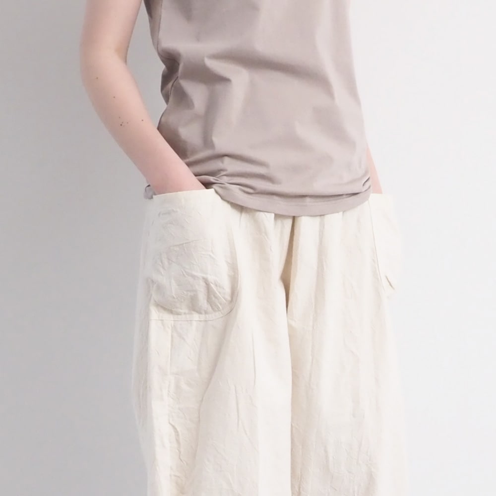 シーチングハンドワッシャー O型ペンギンパンツ　パンツを着た女性の正面