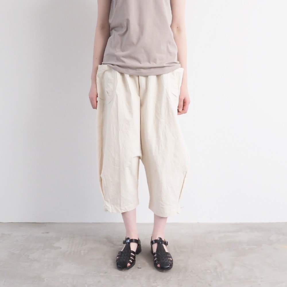 シーチングハンドワッシャー O型ペンギンパンツ　パンツを着た女性の正面