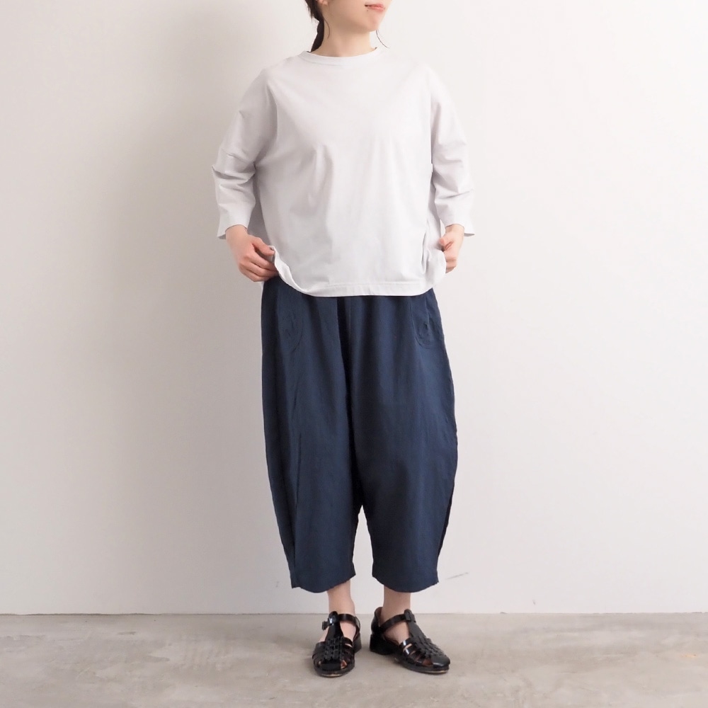 シーチングハンドワッシャー O型ペンギンパンツを着た女性の全身