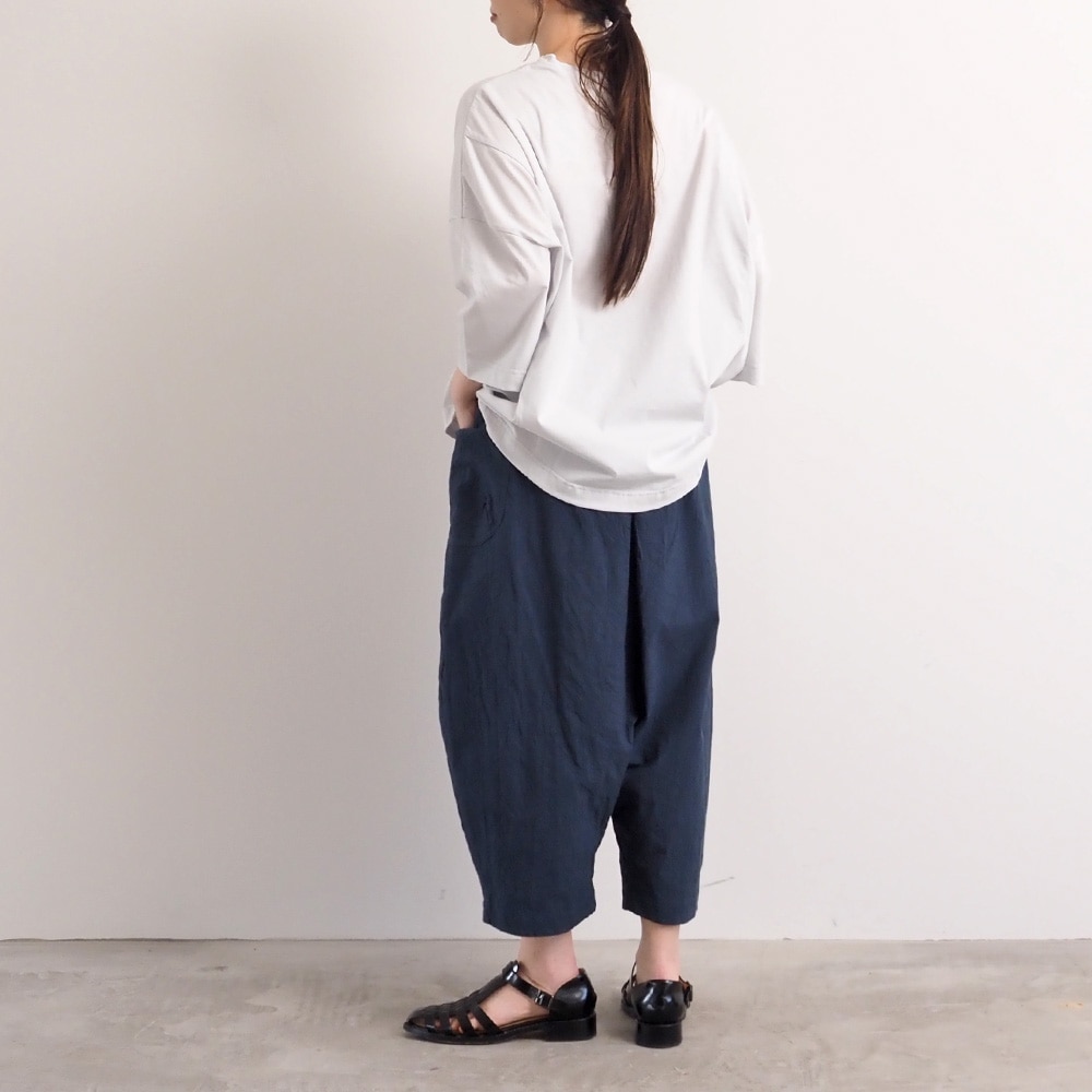 シーチングハンドワッシャー O型ペンギンパンツを着た女性の全身