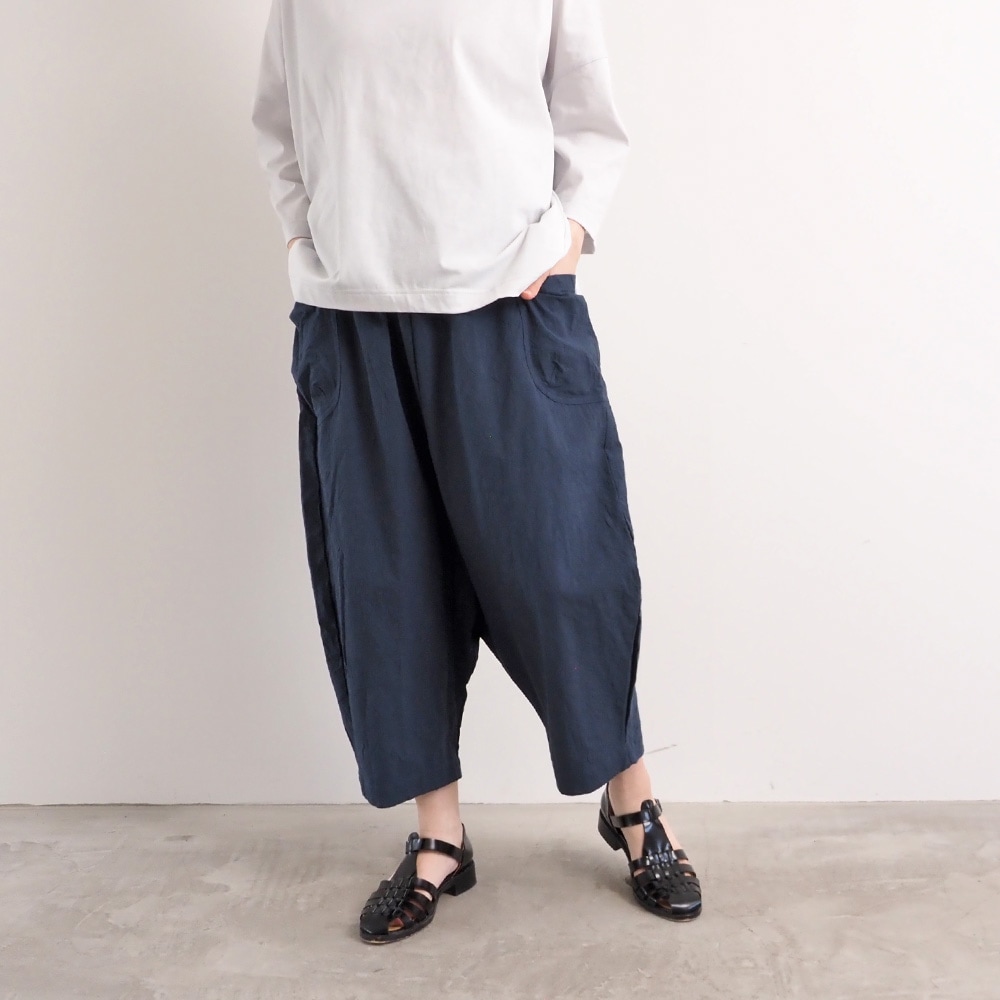 シーチングハンドワッシャー O型ペンギンパンツを着た女性の全身