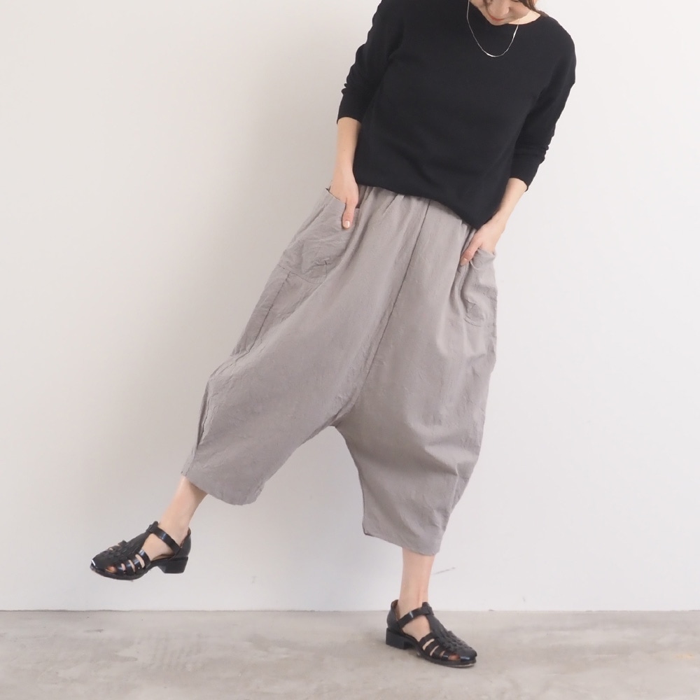 シーチングハンドワッシャー O型ペンギンパンツを着た女性の全身