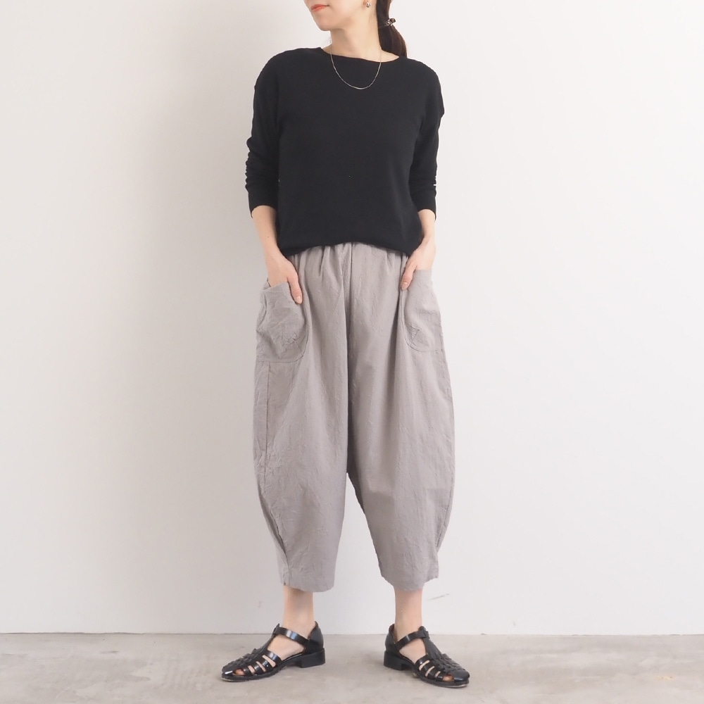 シーチングハンドワッシャー O型ペンギンパンツを着た女性の全身