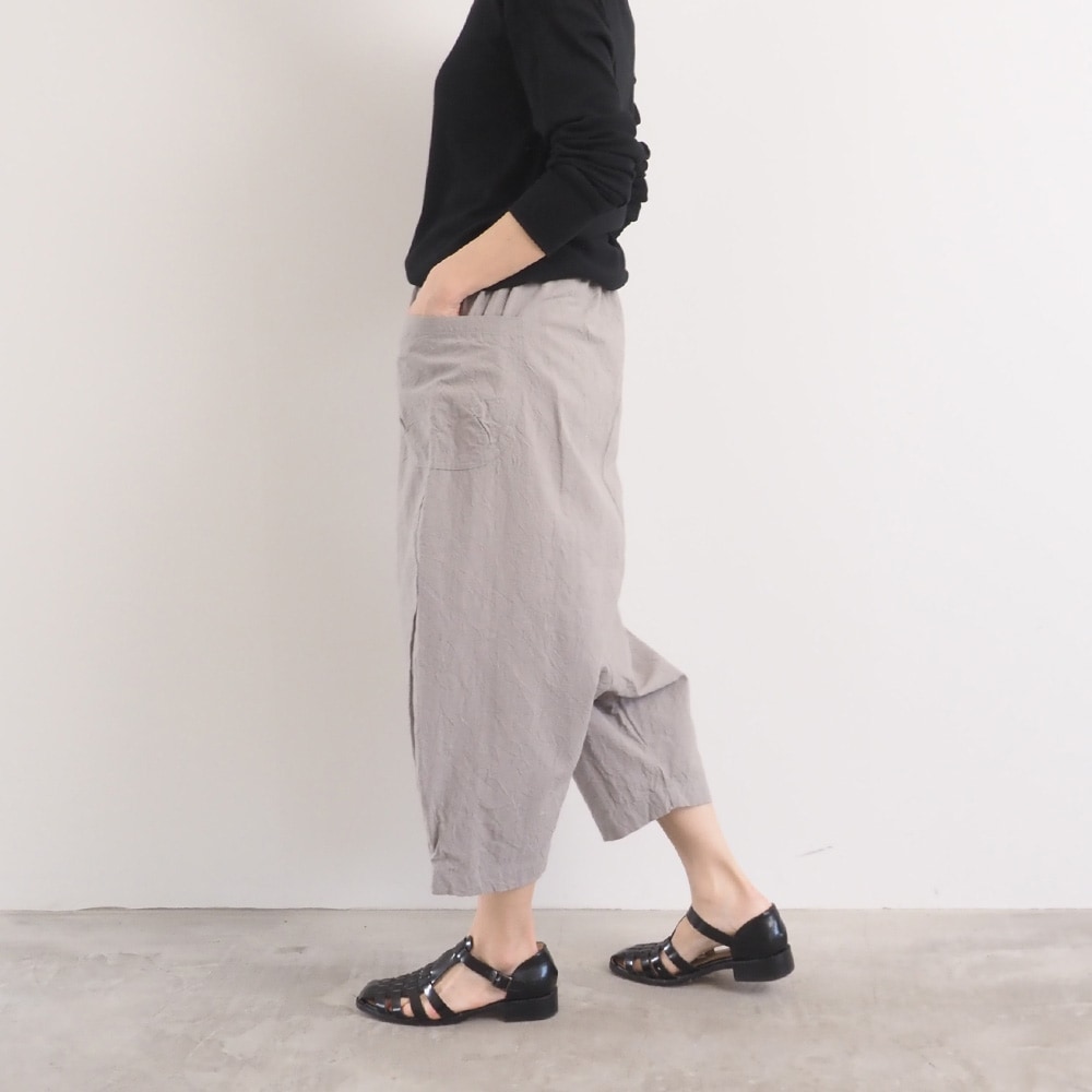 シーチングハンドワッシャー O型ペンギンパンツを着た女性の全身