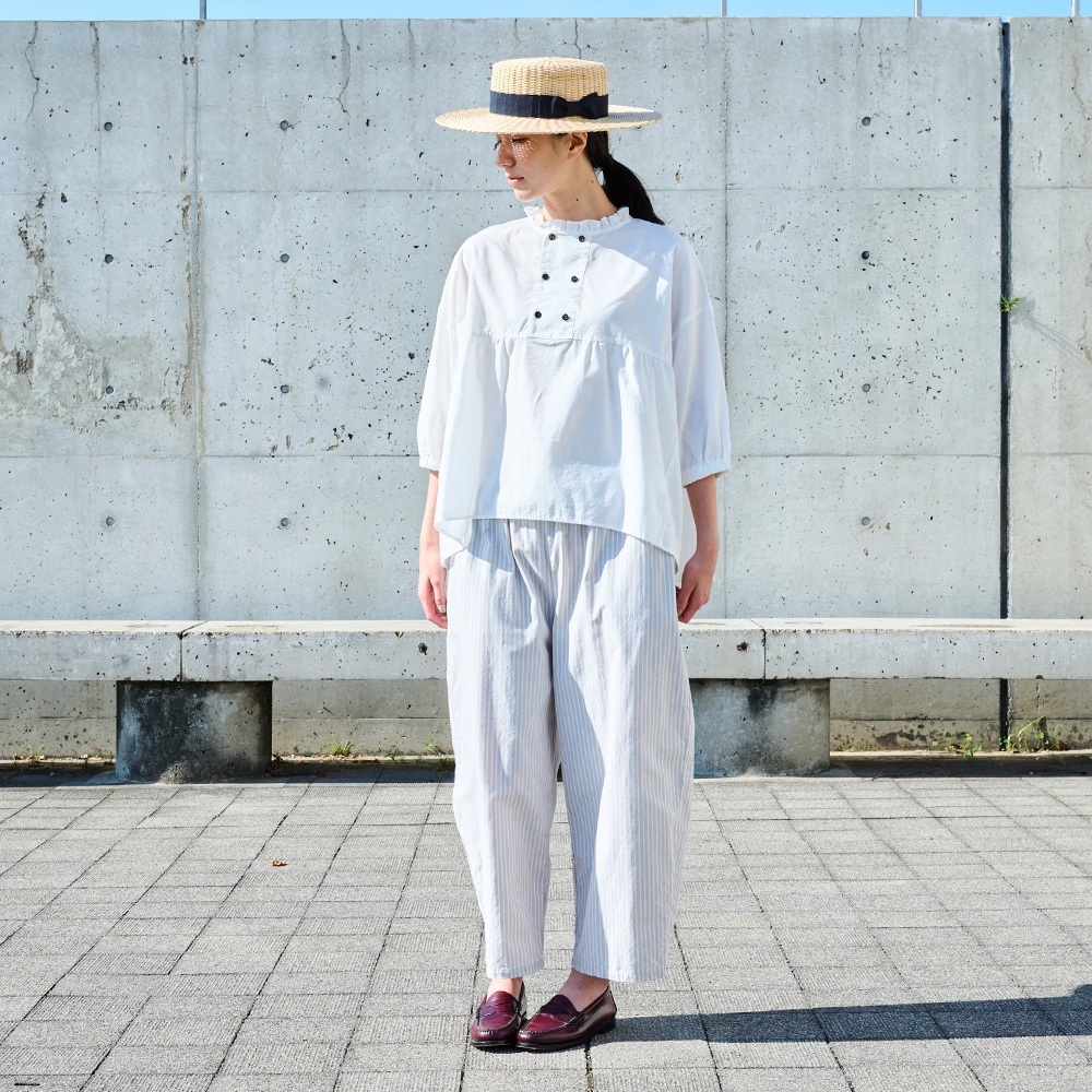 サマームラデニムストライプ エッグパンツ　パンツを着た女性の全身