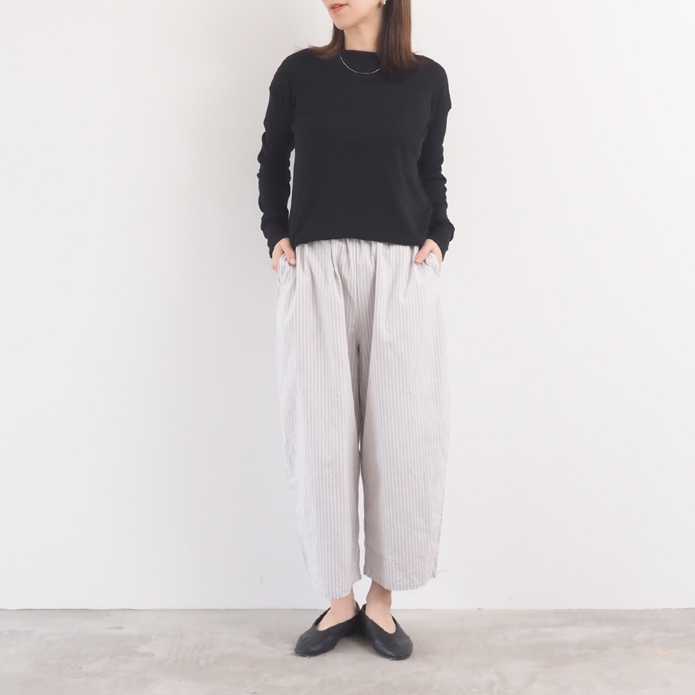 サマームラデニムストライプ エッグパンツ　パンツを着た女性の全身