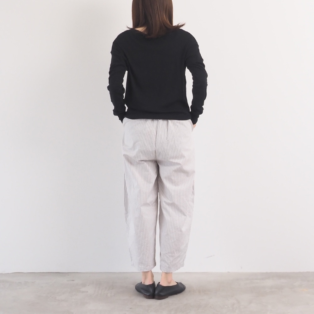 サマームラデニムストライプ エッグパンツ　パンツを着た女性の全身