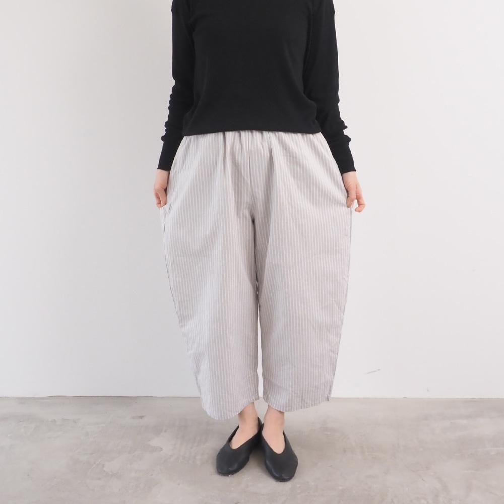 サマームラデニムストライプ エッグパンツ　パンツを着た女性の全身