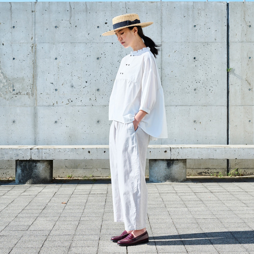 サマームラデニムストライプ エッグパンツ　パンツを着た女性の全身