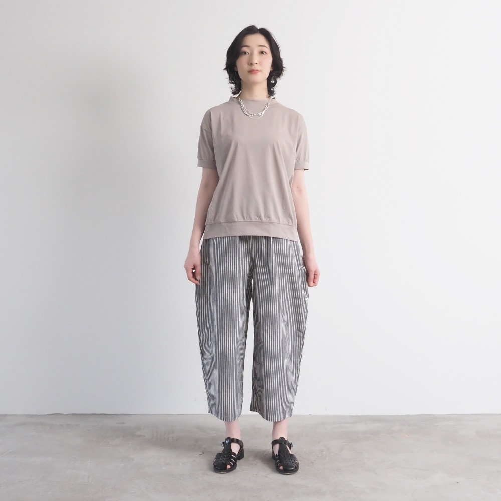 サマームラデニムストライプ エッグパンツ　パンツを着た女性の全身