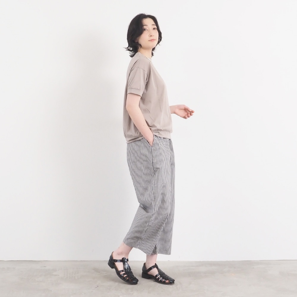 サマームラデニムストライプ エッグパンツ　パンツを着た女性の全身