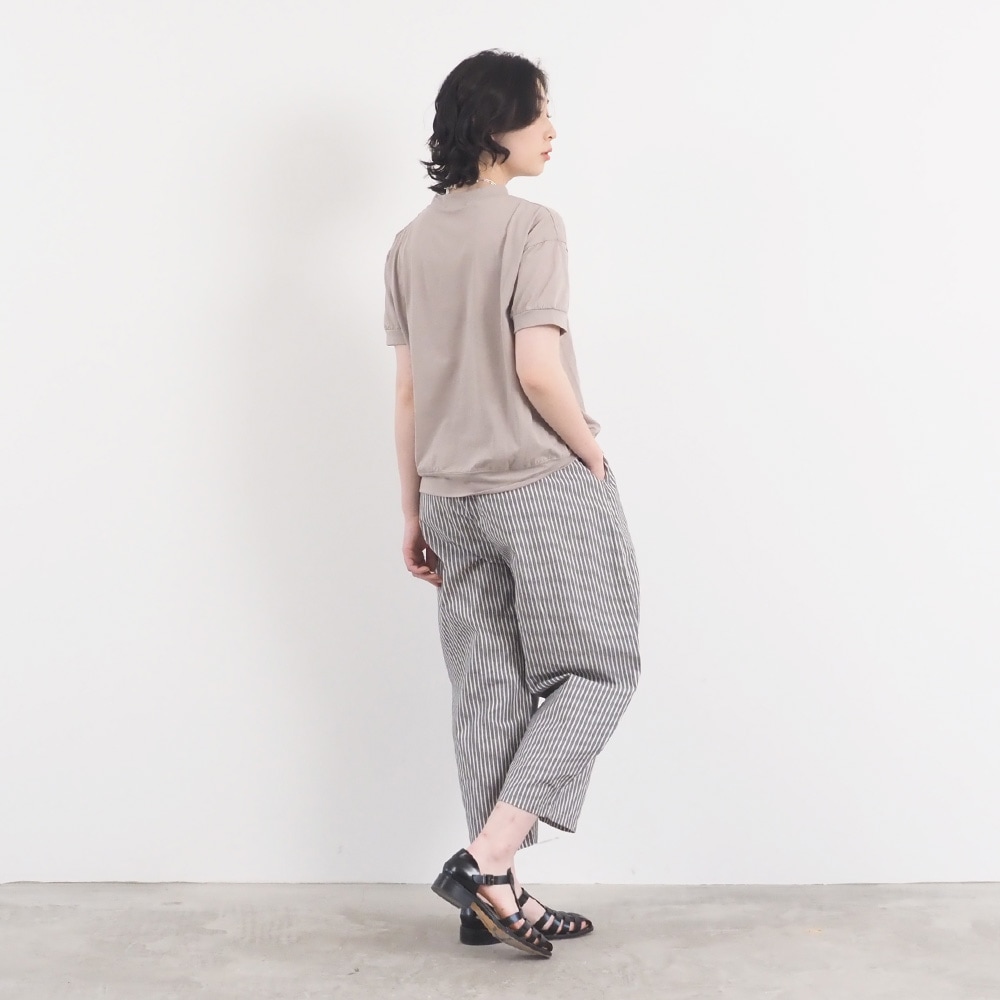 サマームラデニムストライプ エッグパンツ　パンツを着た女性の全身