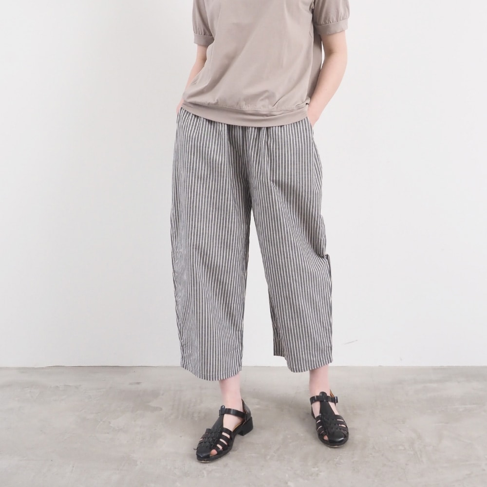 サマームラデニムストライプ エッグパンツ　パンツを着た女性の全身