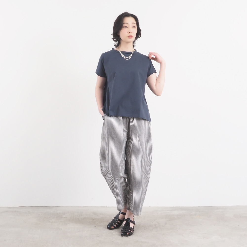 サマームラデニムストライプ エッグパンツ　パンツを着た女性の全身