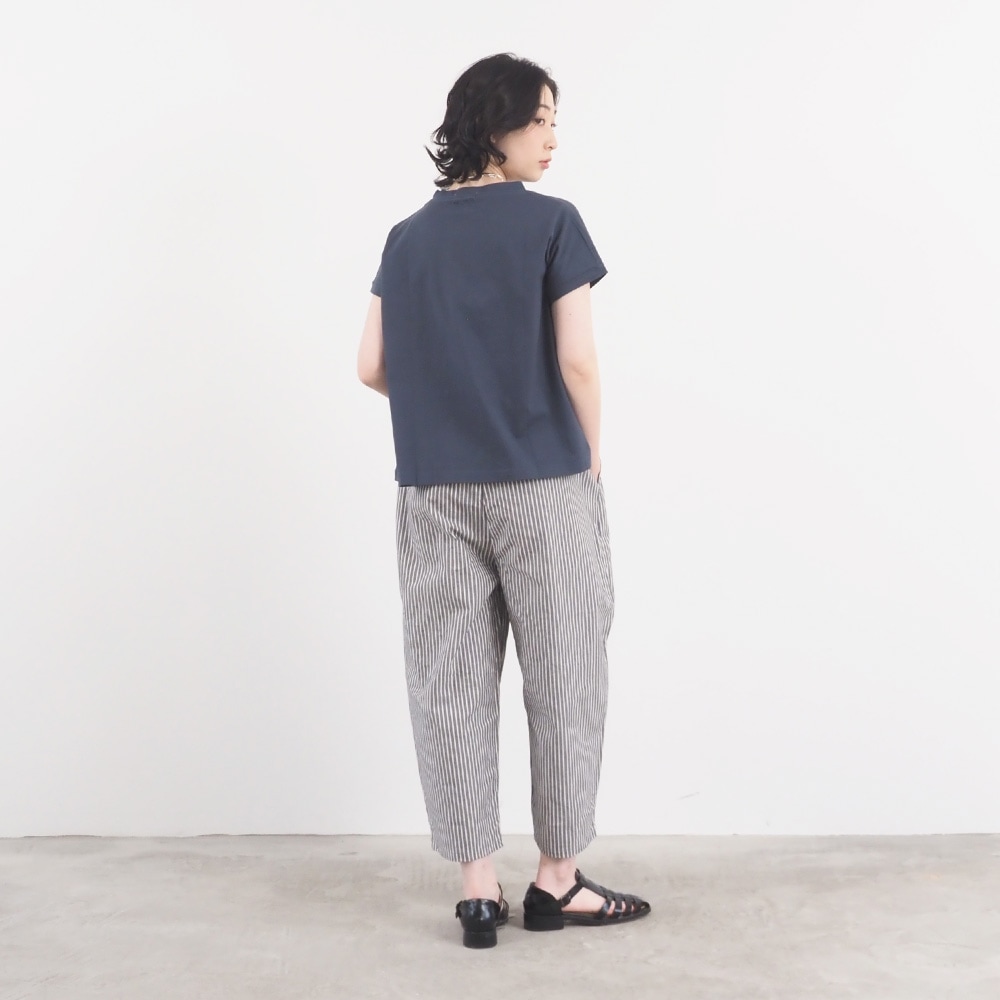 サマームラデニムストライプ エッグパンツ　パンツを着た女性の全身